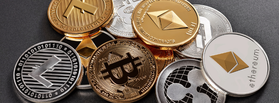 Pièces représentant des cryptomonnaies : bitcoin, etherem, litecoin, etc.
